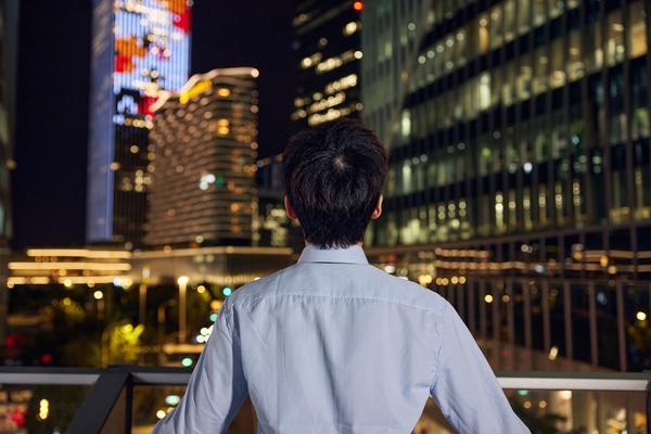 时尚品牌服装开业,高端策划活动引发现代都市消费潮流图1