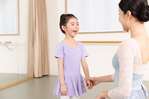浪漫拱门婚礼：粉色主题下的美丽瞬间图1