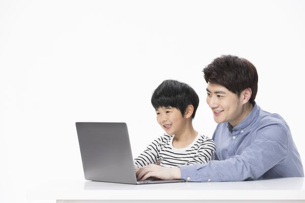 《儿童电影里的家庭故事：温馨的表现与深刻的教育》图1