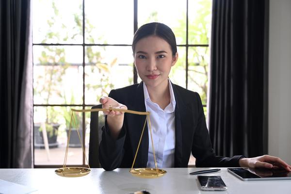 债权债务专业律师：解决复杂家庭遗产纠纷的关键角色 图1
