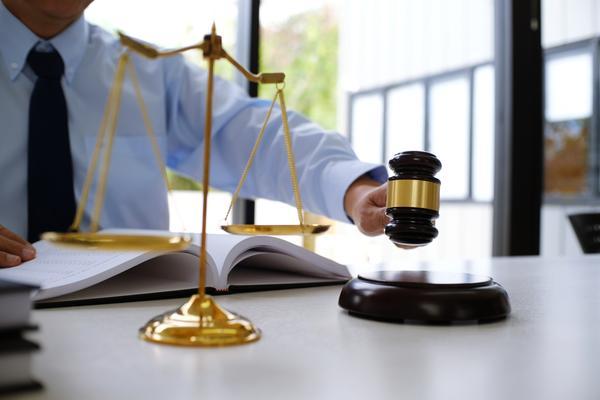 刑辩律师单价解析：法律服务费用的构成与影响因素 图1