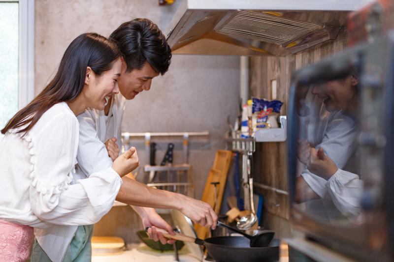 《浪漫时刻：新婚夜，抱着老公入眠的温馨画面》图1