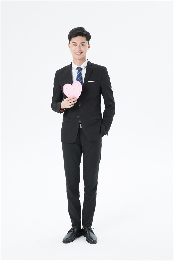 《男方敬酒环节：婚礼中的温馨瞬间》 图2